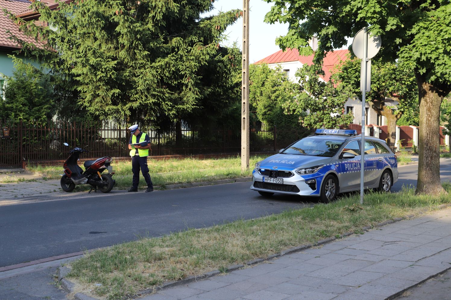 Na Staszica w Kutnie samochód osobowy zderzył się ze skuterem