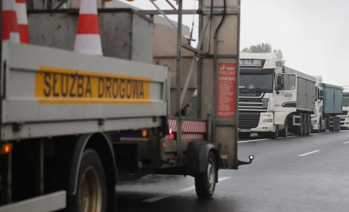 Wypadek na drodze krajowej, zderzyły się dwie ciężarówki - Zdjęcie główne