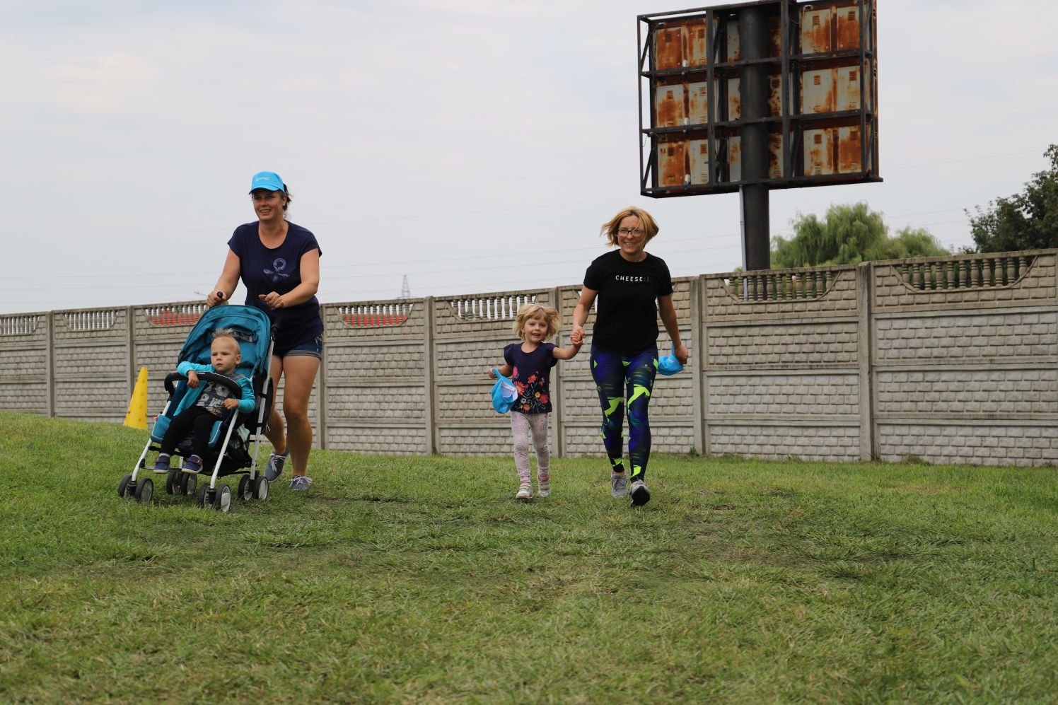 Pod kutnowskim Aquaparkiem trwa piknik, wcześniej odbył się bieg z Forrestem