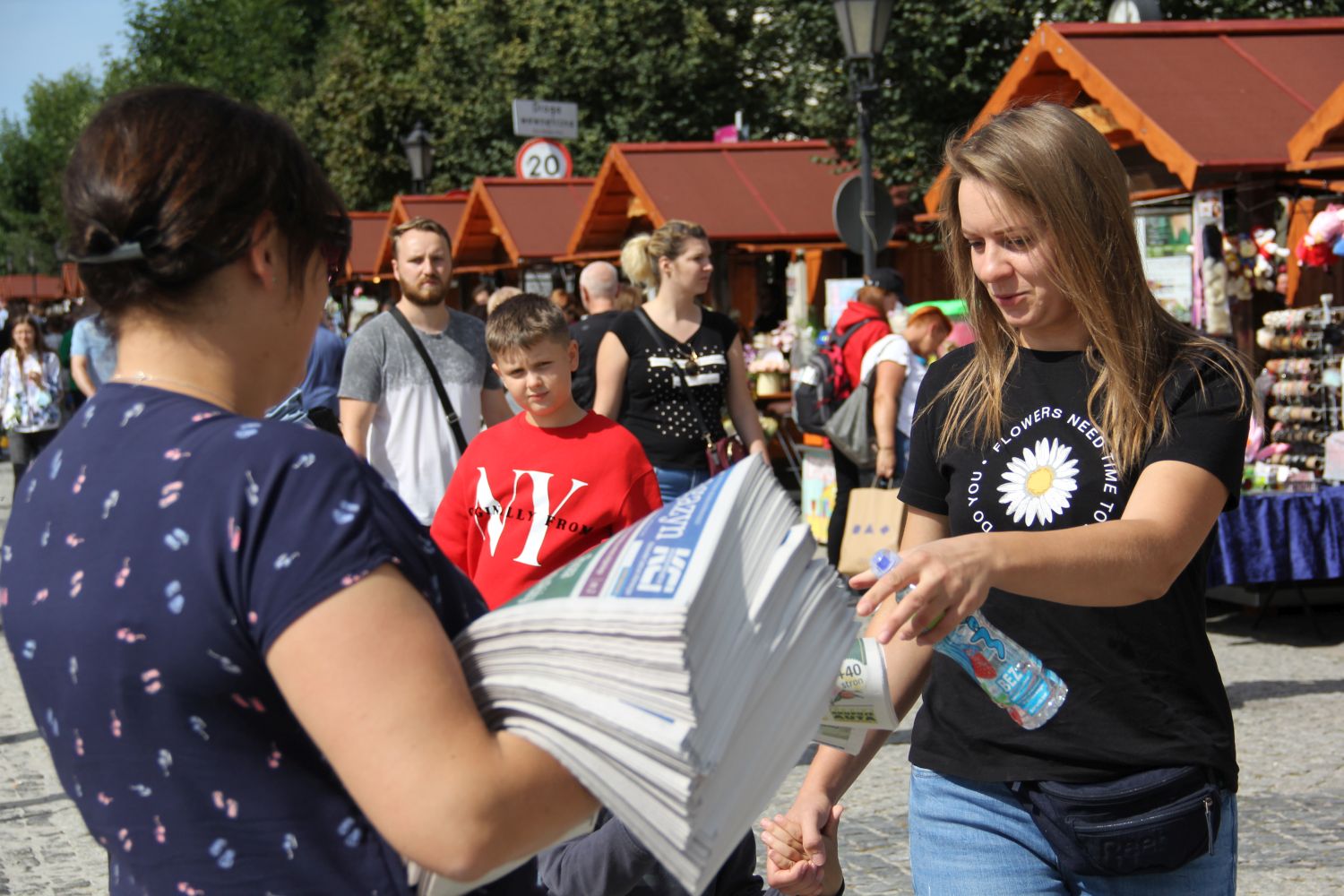 KCI świętuje razem z Wami! Rozdajemy pachnące różami gazety i słodkie niespodzianki