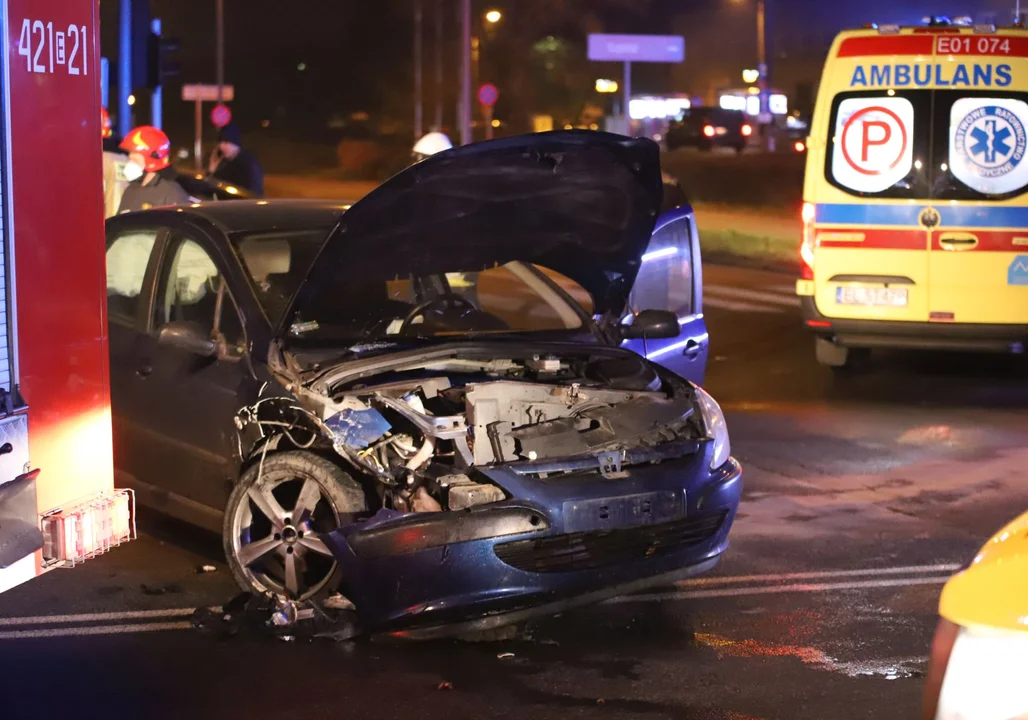 Pijany 17-latek jeździł skodą po mieście. Spowodował kolizję i uciekł - Zdjęcie główne