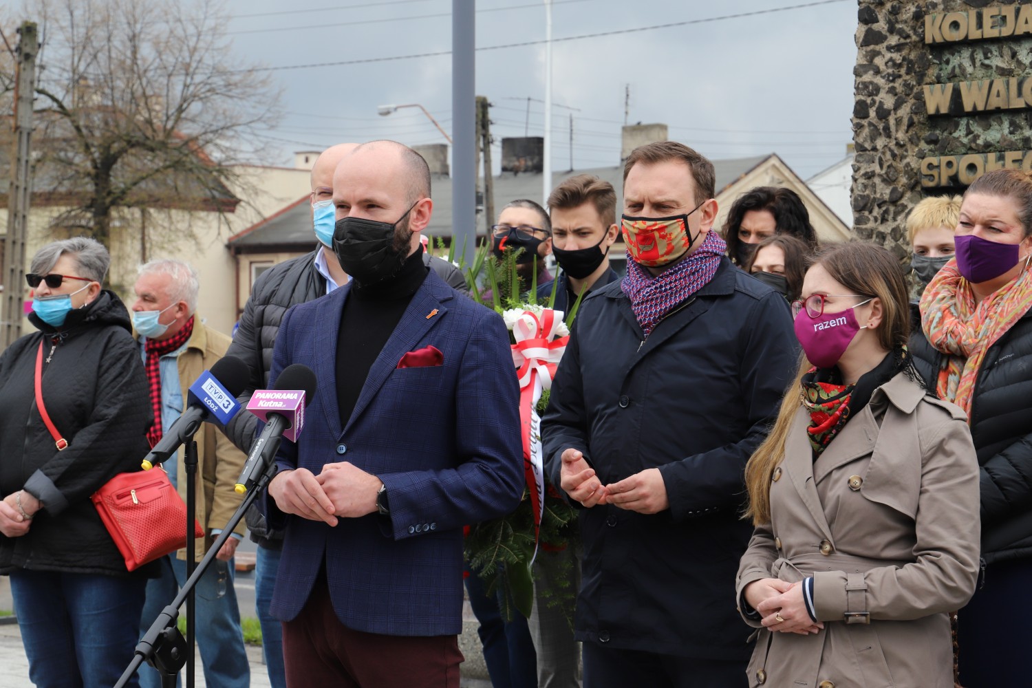 Lewica świętuje pod pomnikiem przy dworcu w Kutnie.