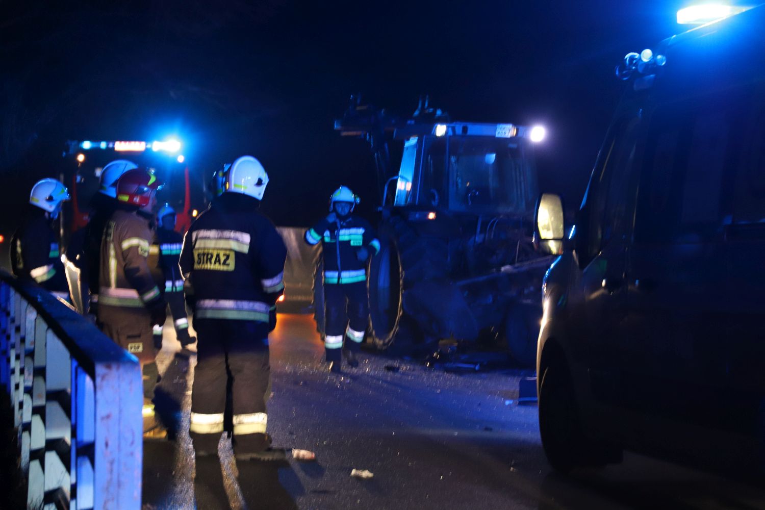 Groźny wypadek pod Kutnem. Ciągnik zmiażdżył osobówkę