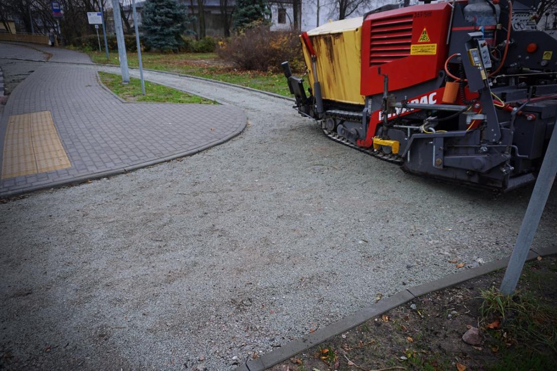 Dobiega końca budowa brakującego fragmentu drogi rowerowej oraz przejścia dla pieszych u zbiegu ulic: Krasińskiego, Łęczyckiej i Mickiewicza