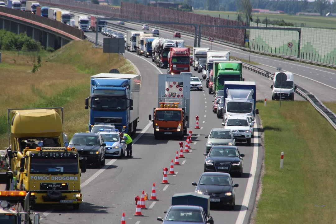 Niebezpiecznie na autostradzie pod Kutnem. Ciężarówka zderzyła się z osobówką, kierowca surowo ukarany - Zdjęcie główne