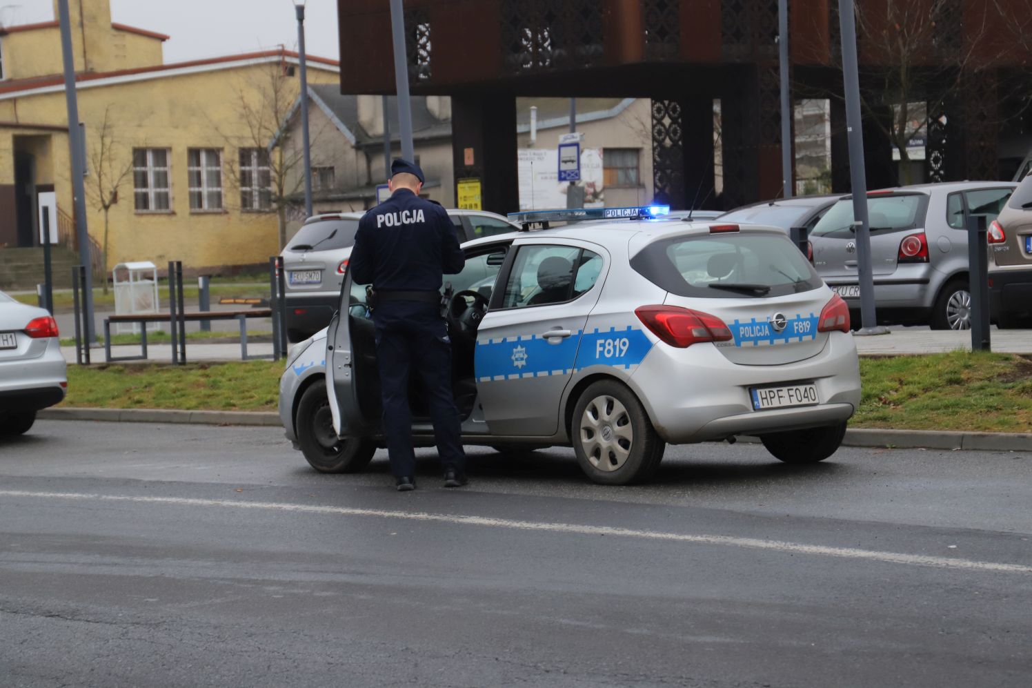 Grupa kibiców na kutnowskim dworcu. Miejsce zabezpiecza policja