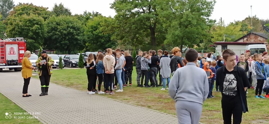 W jednej z kutnowskich szkół podstawowych przeprowadzono ewakuację budynku. Były to ćwiczenia pod okiem straży pożarnej