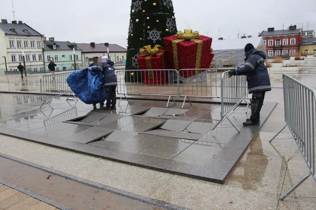 Przy fontannie na Placu Wolności pojawiły się ławki. Ma to zapobiec kolejnym uszkodzeniom