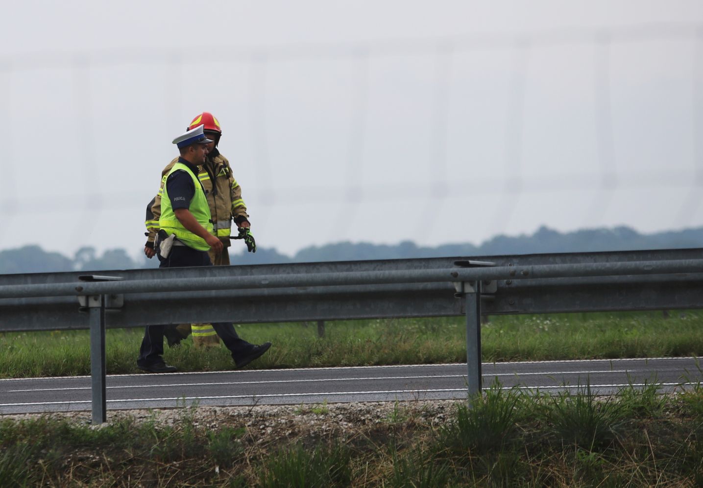 Wypadek w powiecie kutnowskim w okolicach Pomarzanek (osobówka uderzyła w bariery)