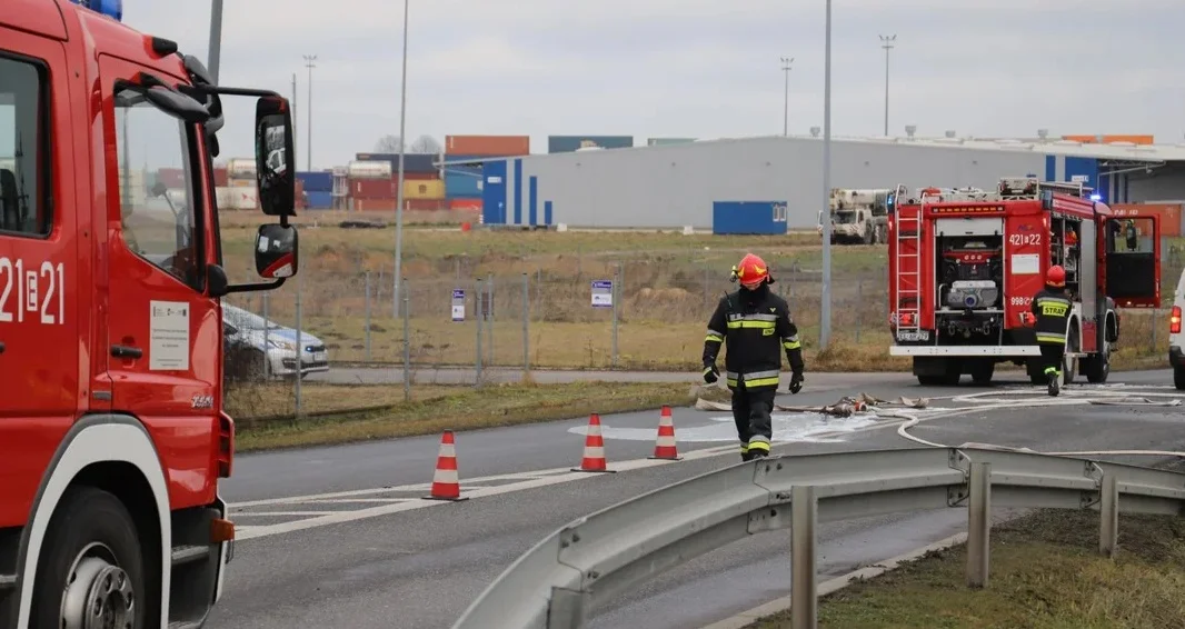 Straż pożarna komentuje wypadek z udziałem cysterny przewożącej niebezpieczną substancję