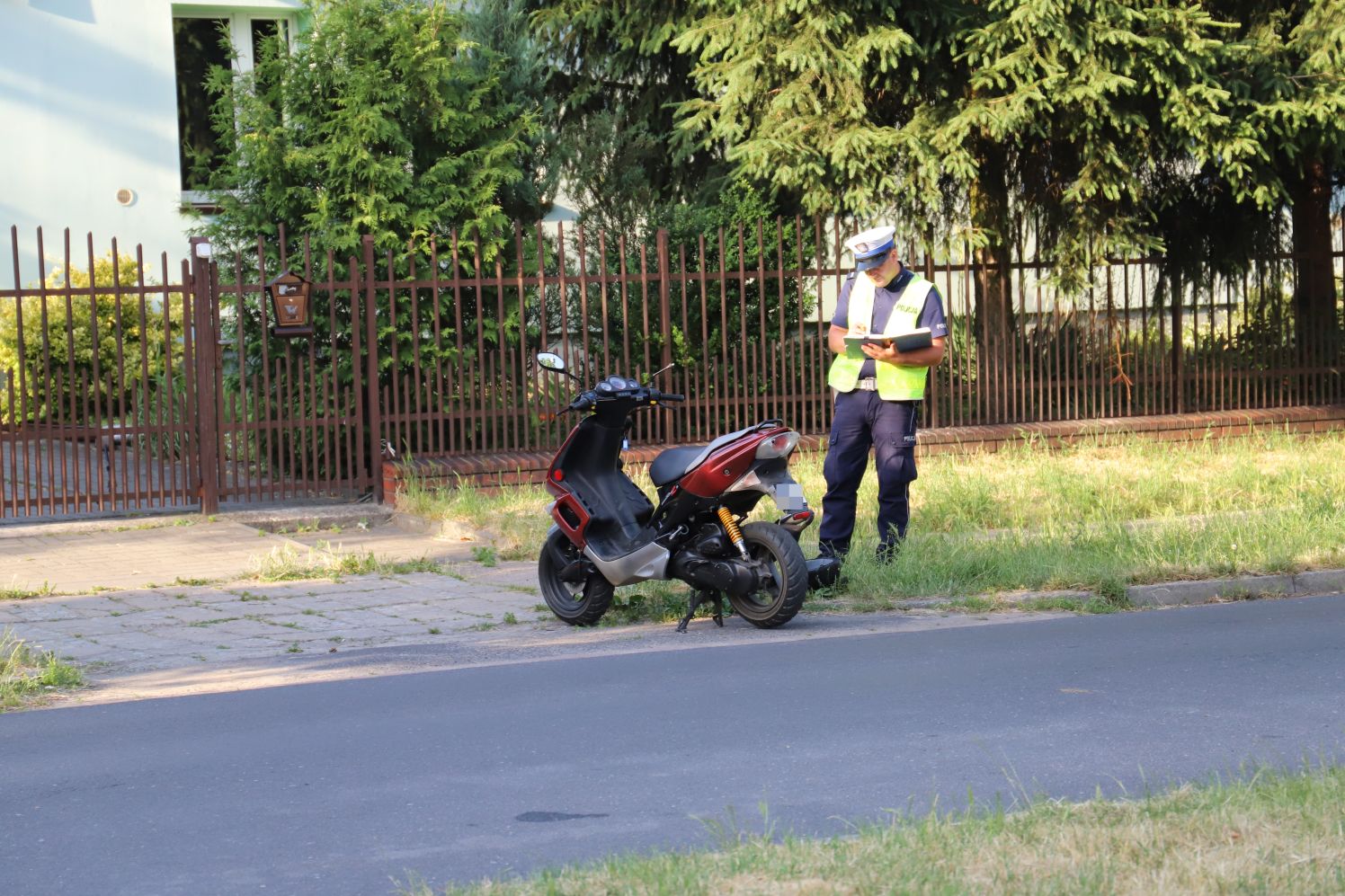 Na Staszica w Kutnie samochód osobowy zderzył się ze skuterem