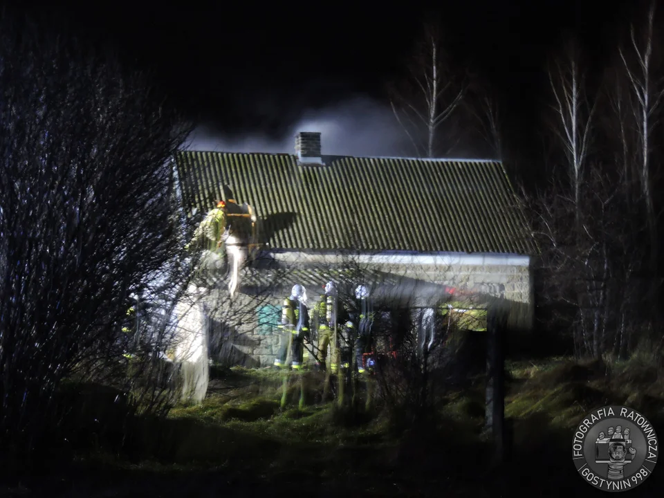 W powiecie gostynińskim doszło do pożaru domu. W akcji gaśniczej brało udział 6 zastępów straży pożarnej