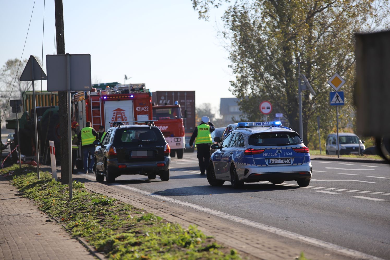 Śmiertelny wypadek pod Kutnem. Osobówka zderzyła się z ciągnikiem 