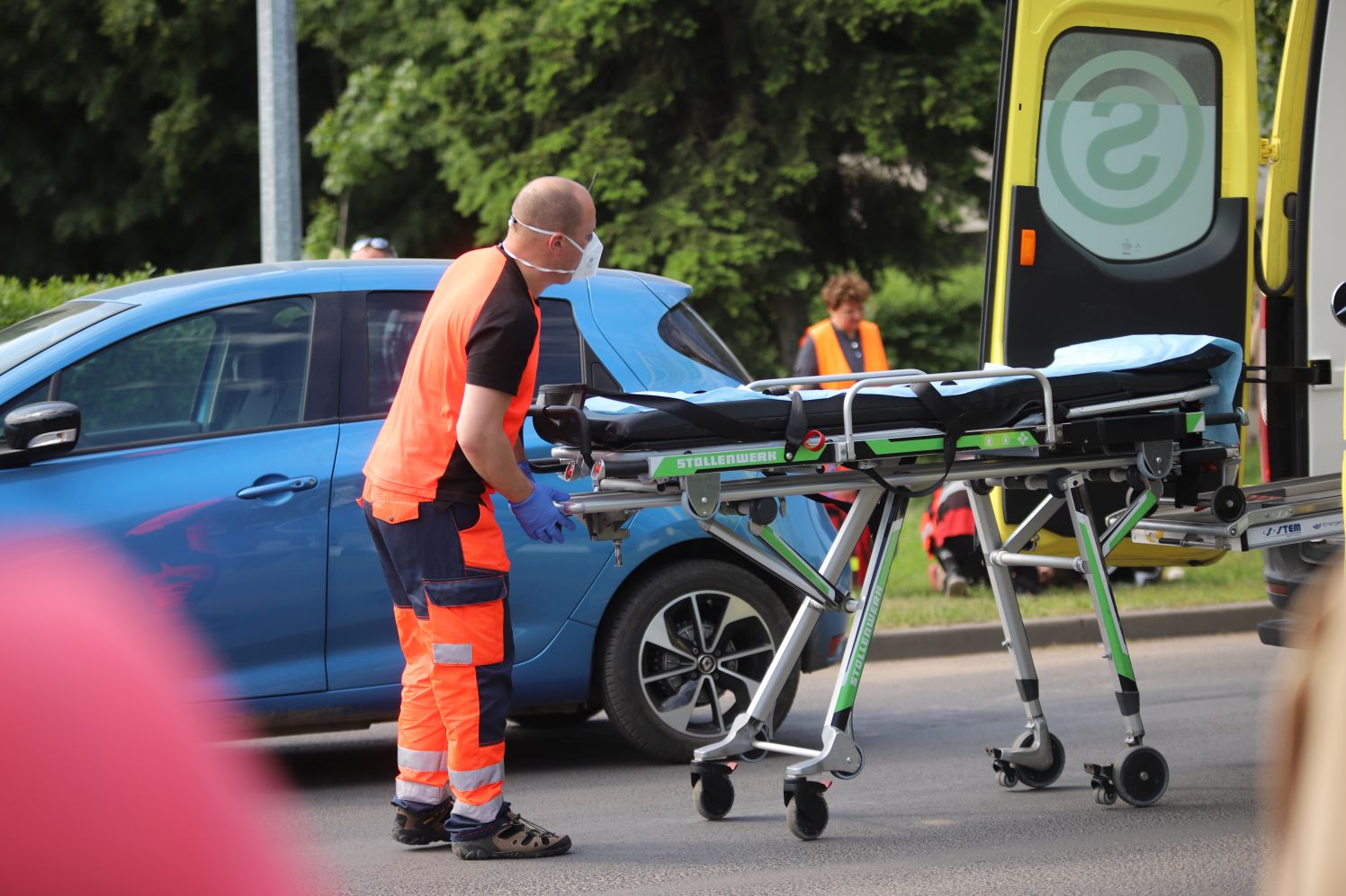 W Kutnie niedaleko targowicy samochód potrącił dziecko. Chłopiec został zabrany do szpitala