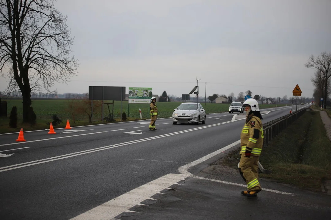 Wypadek na DK 92 w gminie Bedlno. Zderzyły się dwie osobówki