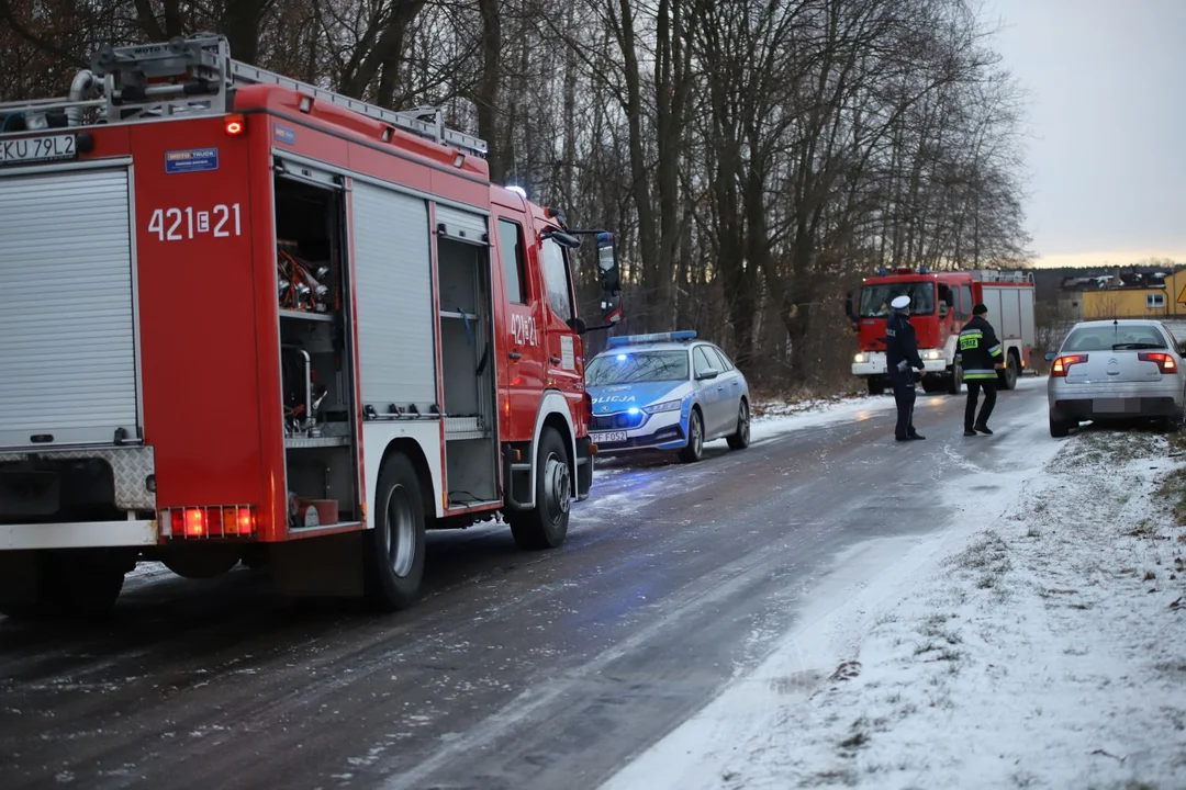 W Grochowie pod Kutnem samochód uderzył w drzewo