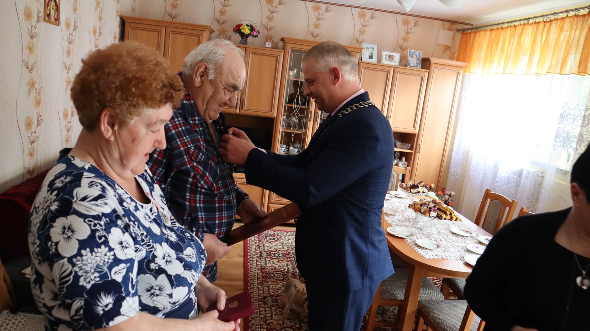 Dwa małżeństwa z powiatu kutnowskiego odebrały gratulacje od wójta za długoletnie pożycie małżeńskie