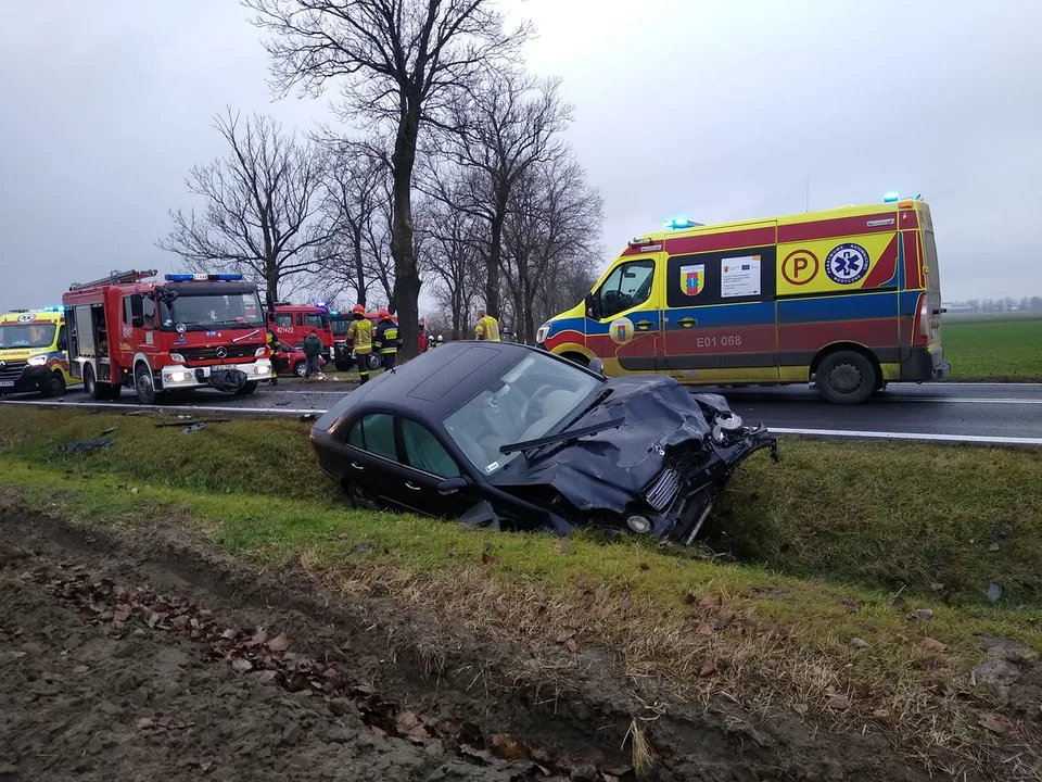 Wypadek na DW 702 pod Kutnem, rannych pięć osób