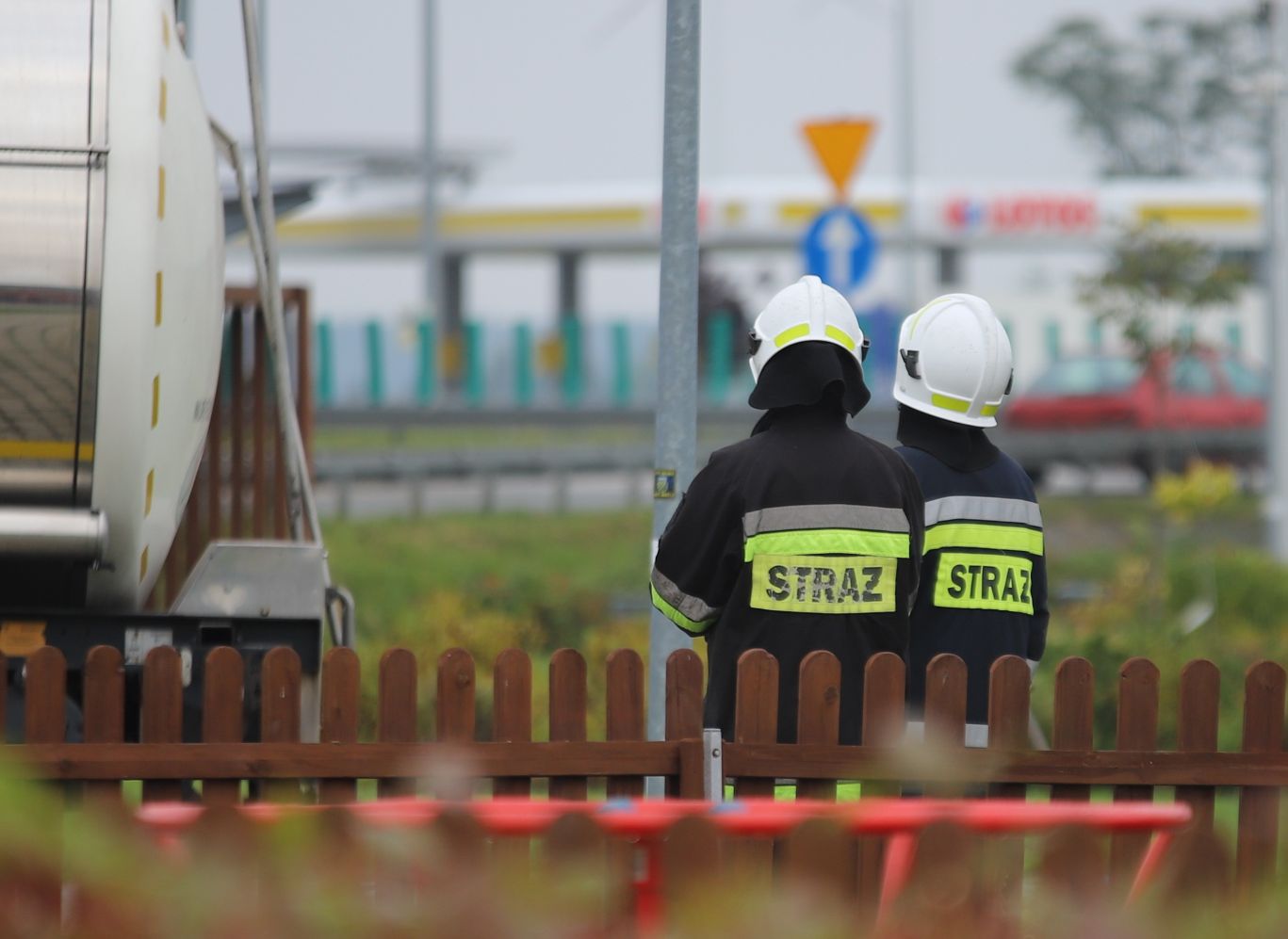 Na autostradzie A1 pod Kutnem doszło do wycieku z cysterny. Na MOP zadysponowano kilka zastępów straży