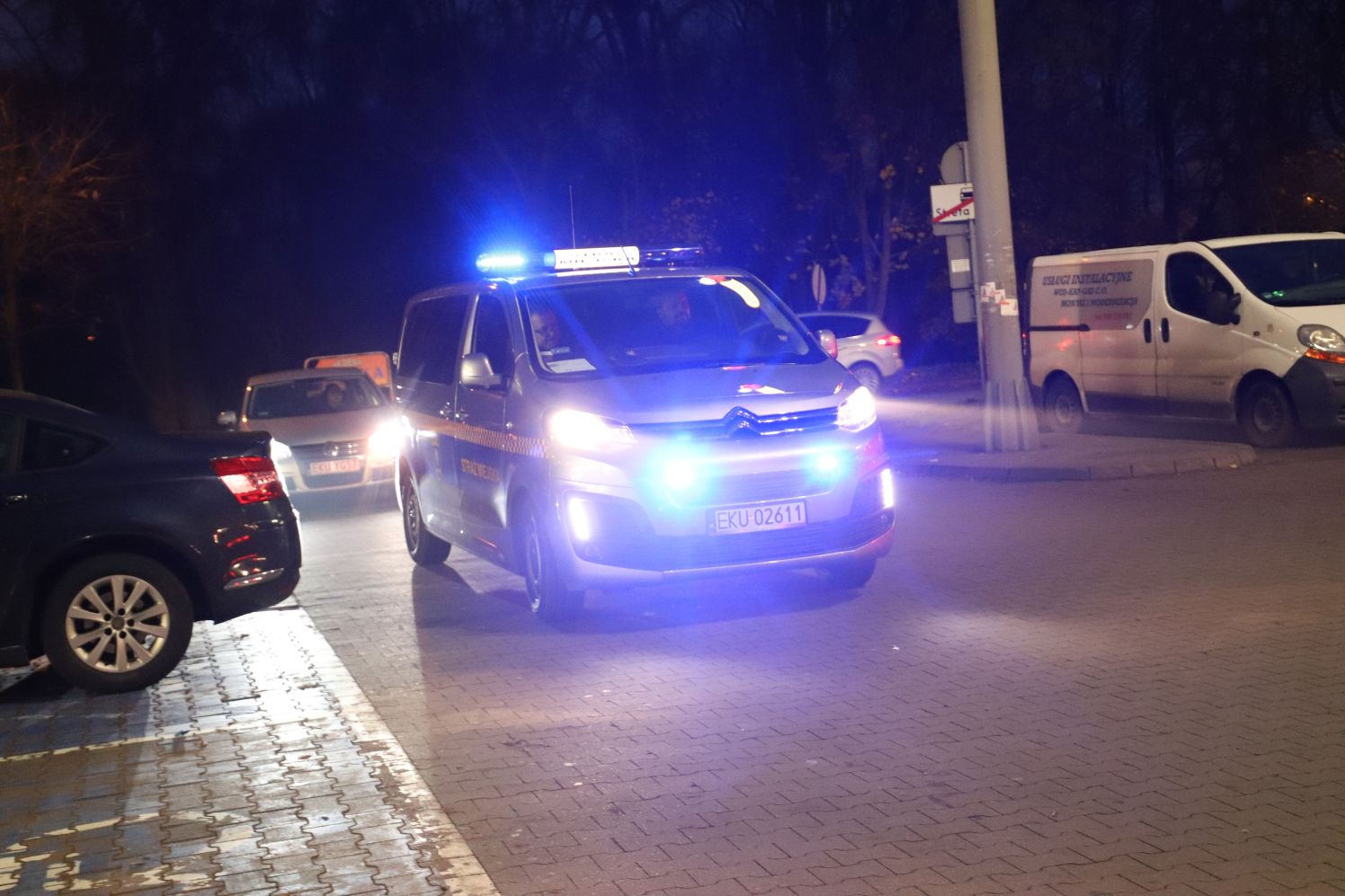 Straż pożarna prowadziła działania w związku z pożarem na parkingu jednej z kutnowskich Biedronek