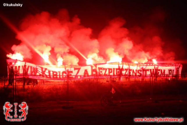 Efektowny pokaz kibiców Widzewa - Zdjęcie główne