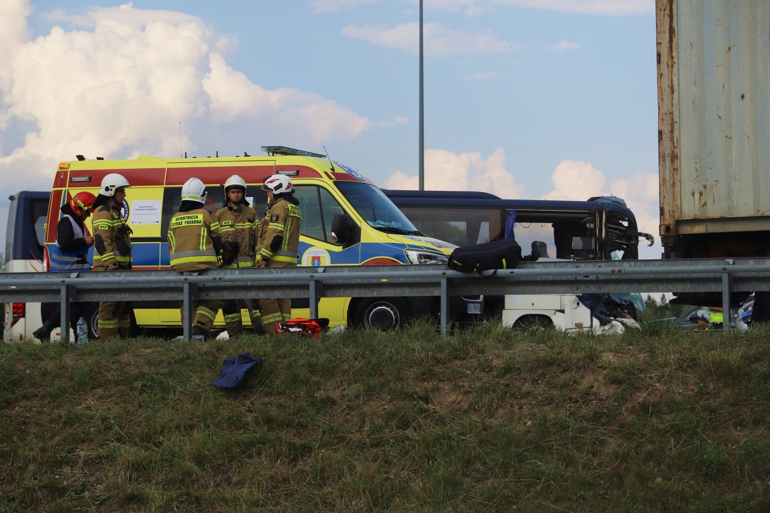 W wyniku zderzenia autokaru z ciężarówką rannych zostało aż 17 osób