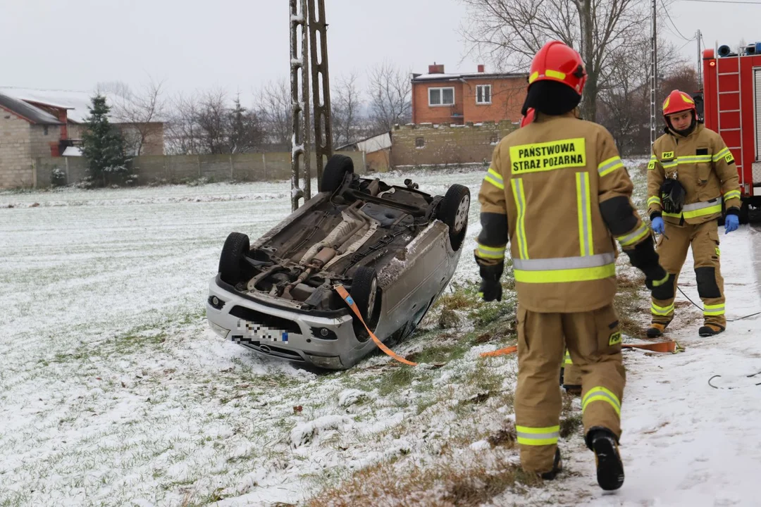 Wypadek pod Kutnem. Dachował samochód, jedna osoba ranna