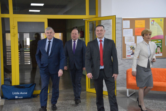 Nowy defibrylator w rękach uczniów kutnowskiej "Jedynki" - Zdjęcie główne
