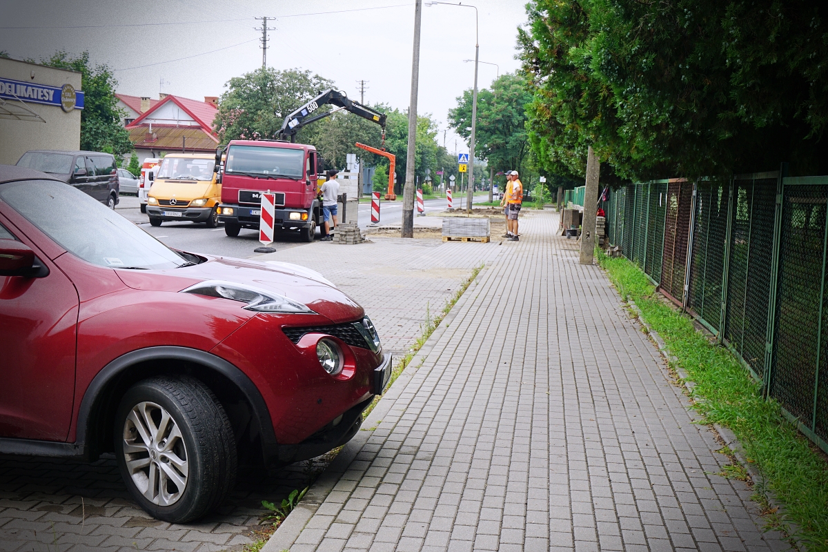 Do tej pory parking przed szkołą przystosowany był w dużej części do zostawiania samochodów w sposób równoległy do jezdni