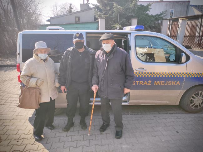 [FOTO] Kutnowska straż miejska pomaga potrzebującym. Chodzi o transporty na szczepienia przeciwko COVID-19 - Zdjęcie główne