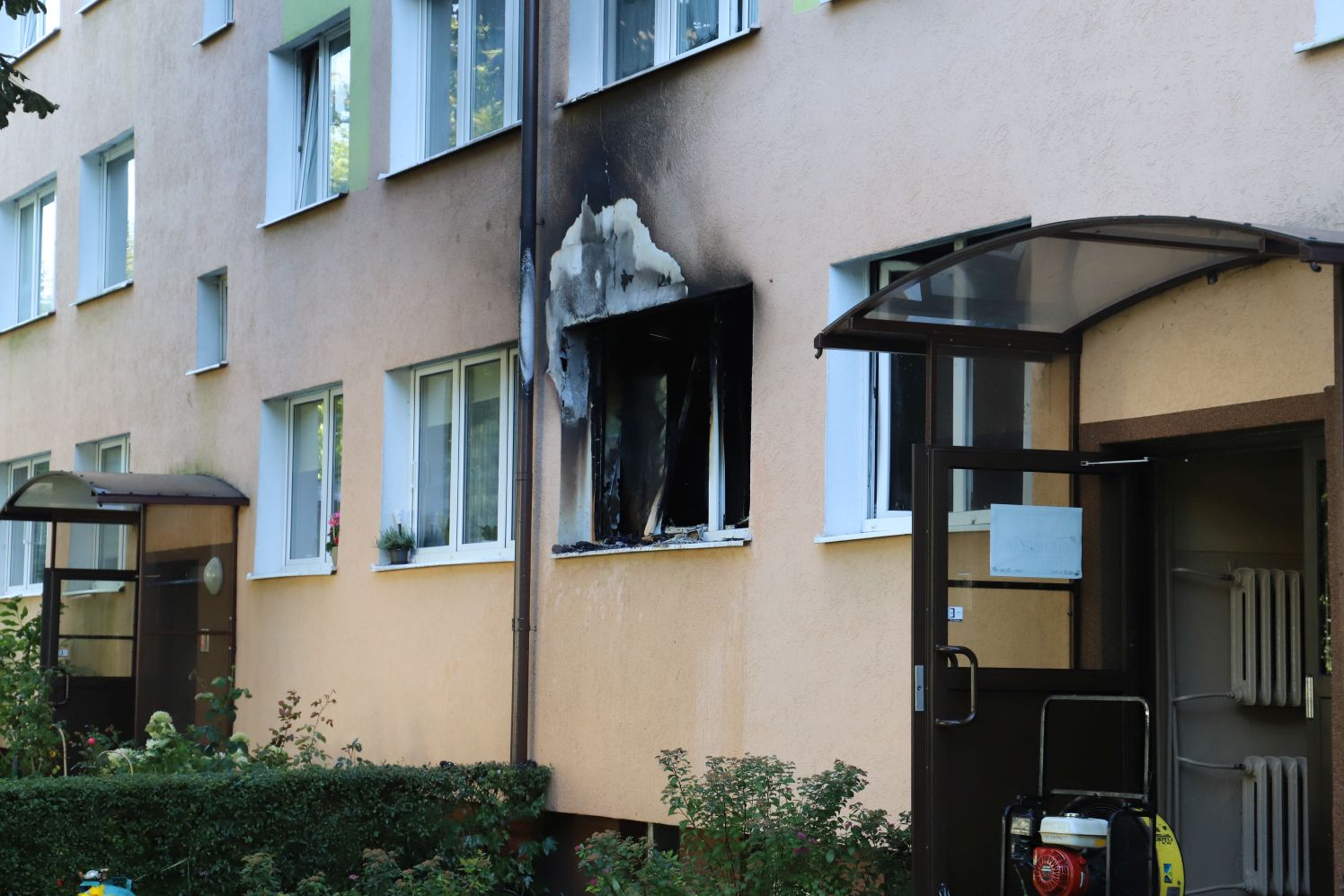 W Kutnie w mieszkaniu przy ulicy Wybickiego wybuchł pożar, strażacy ewakuowali mieszkańców