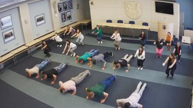 [WIDEO] #GaszynChallenge trwa w najlepsze. Urząd miasta robi pompki i przysiady dla Zosi - Zdjęcie główne