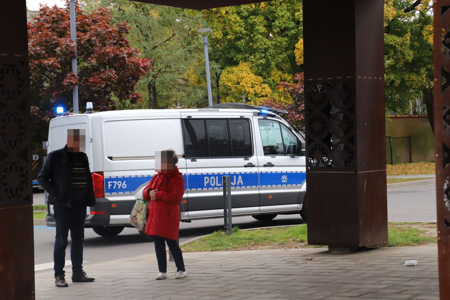 Policja zabezpiecza przejazd kibiców Lecha Poznań przez Kutno