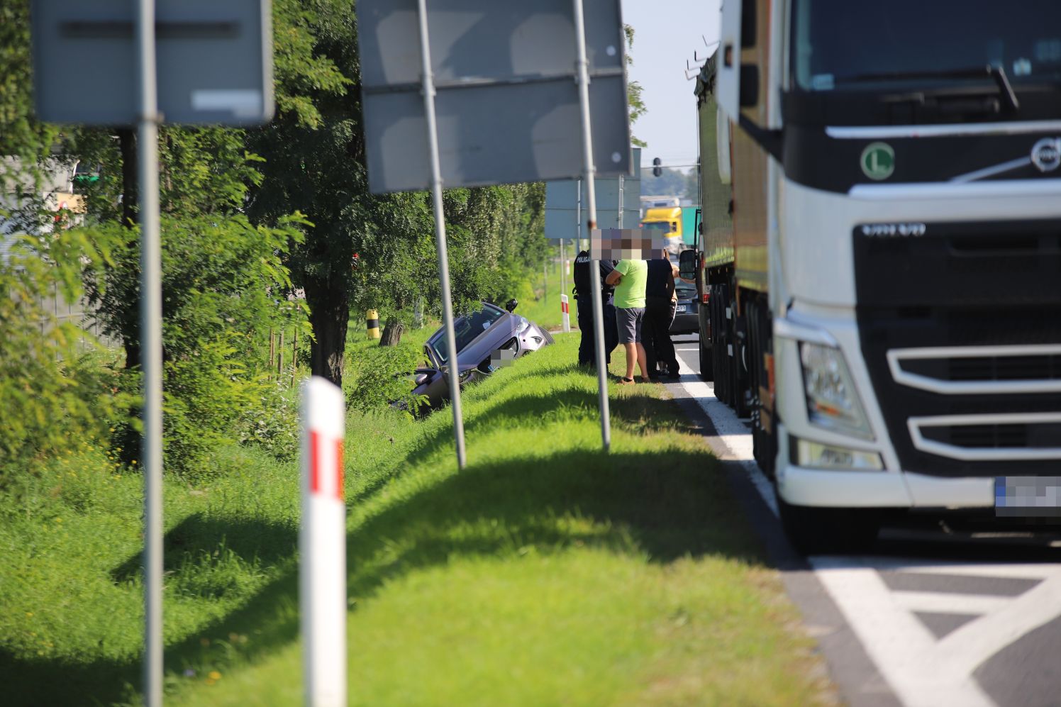 Na SK 92 w Kutnie na ul. Sklęczkowskiej zderzyły się osobówka z ciężarówką