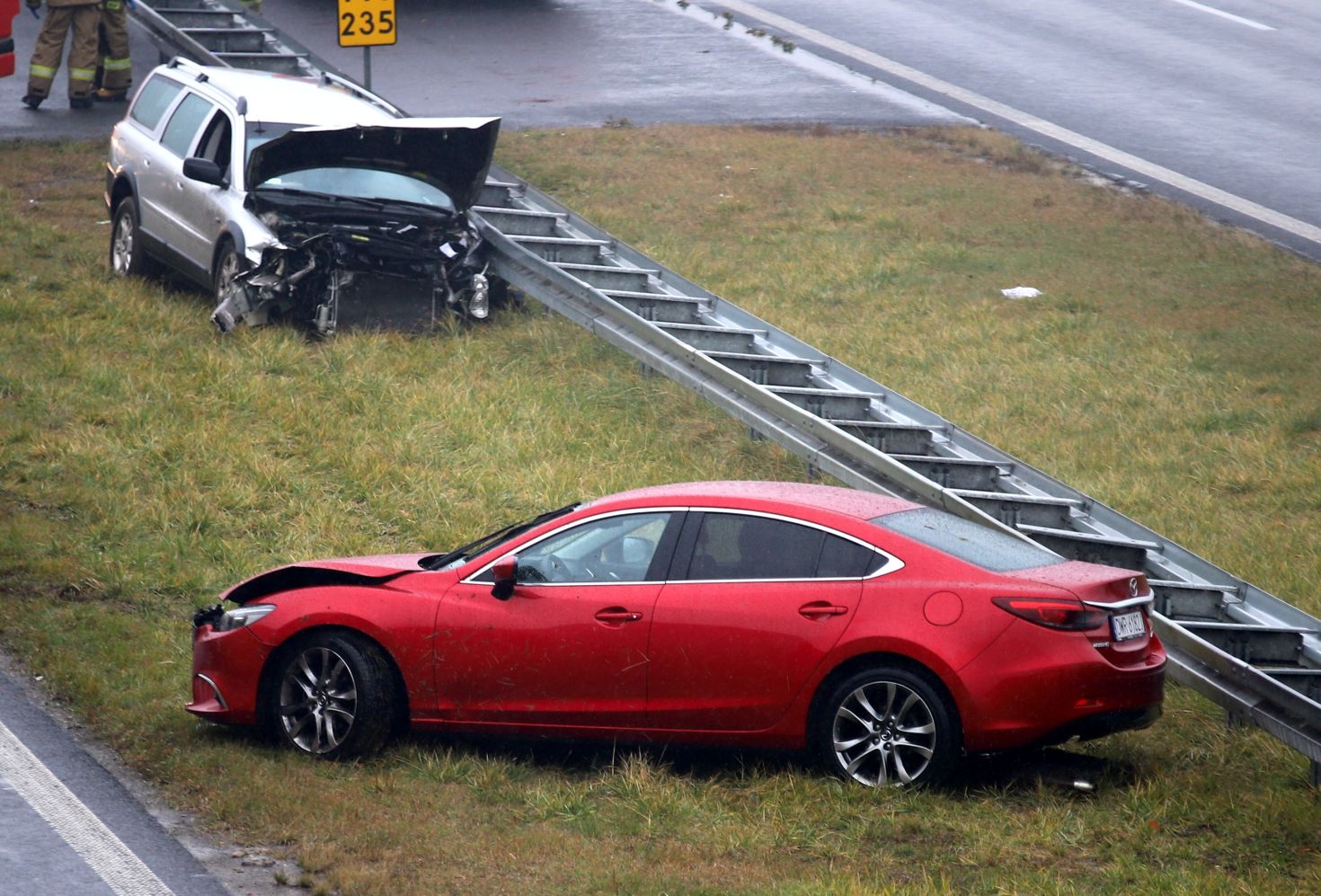 Akcja służb na autostradzie pod Kutnem. Zderzyły się dwie osobówki