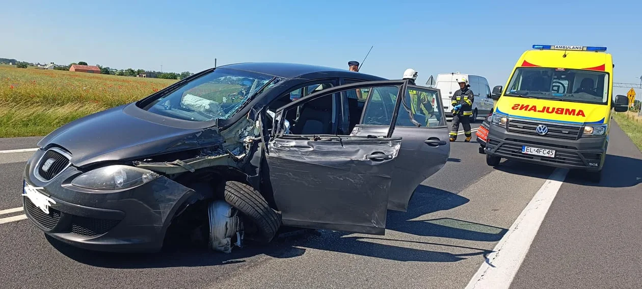 Czołowe zderzenie na drodze krajowej pod Kutnem. Zderzyły się dwa auta [ZDJĘCIA] - Zdjęcie główne