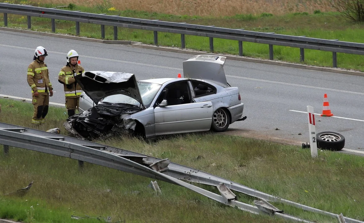 Wypadek na autostradzie. Osobówka uderzyła w bariery, są ranni [FOTO] - Zdjęcie główne