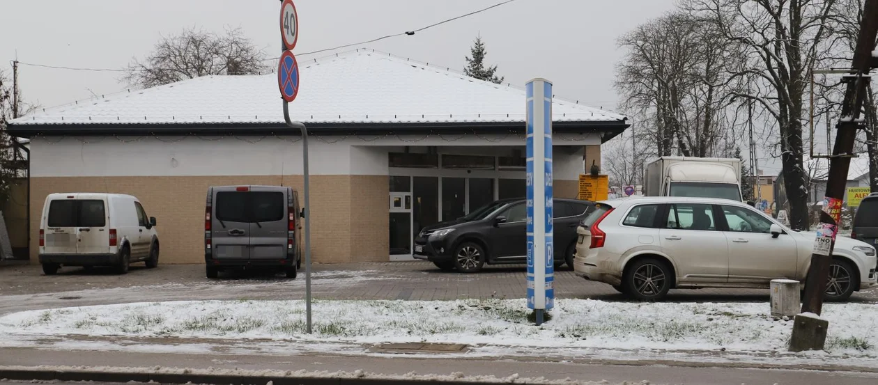 Sklep przy ulicy Łęczyckiej w Kutnie - który niedawno został podpalony - wkrótce znów zostanie otwarty dla klientów (zdjęcie wykonane 6 grudnia)