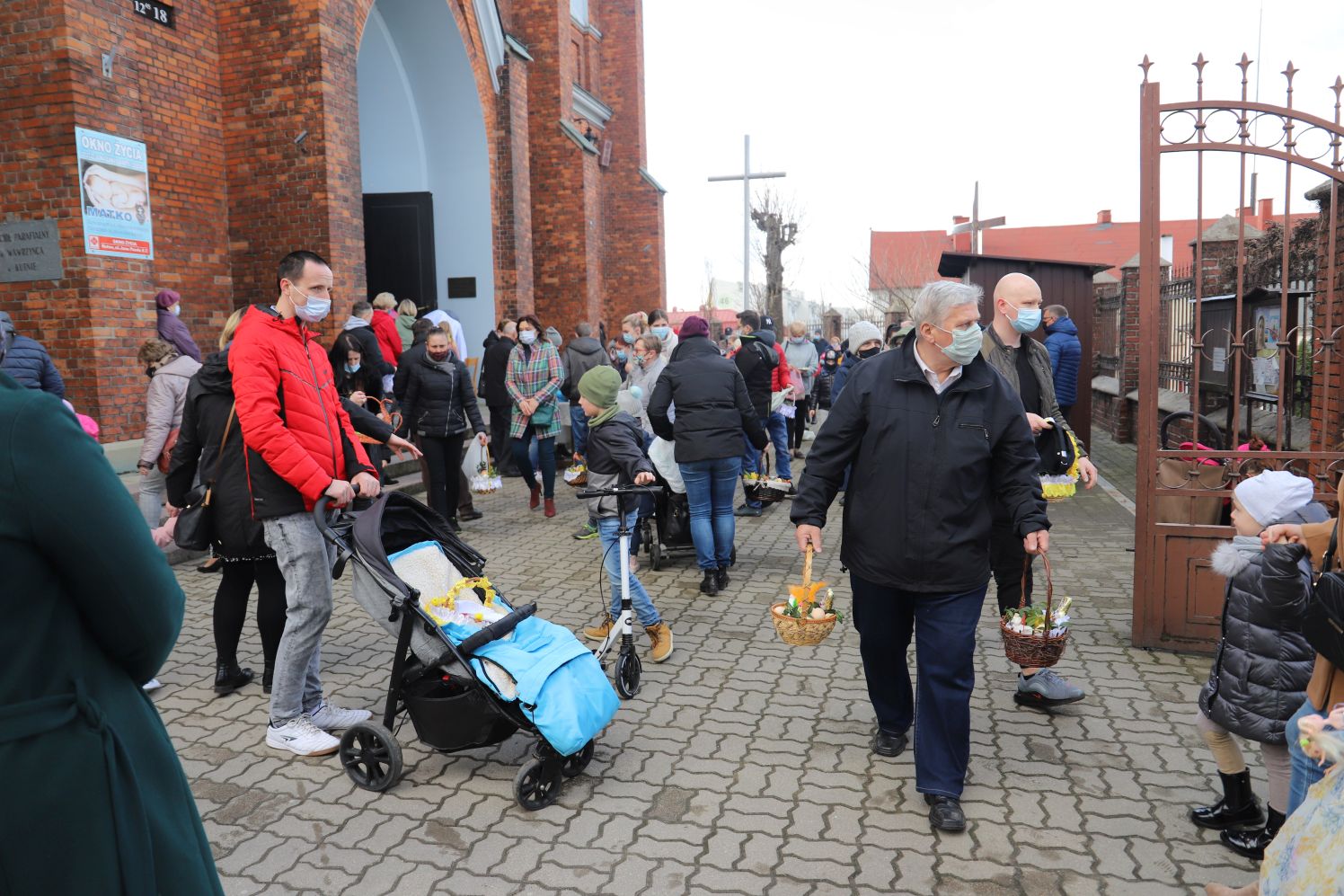 Kutnianie zgodnie z wielkanocną tradycją udają się do kościołów poświęcić pokarmy