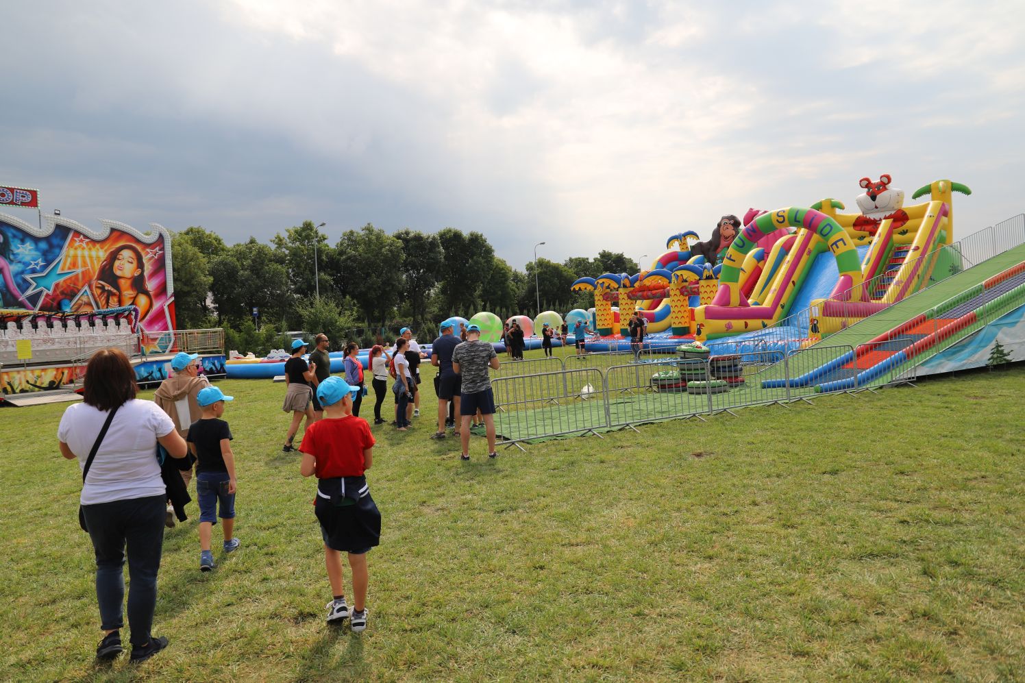 Pod kutnowskim Aquaparkiem trwa piknik, wcześniej odbył się bieg z Forrestem