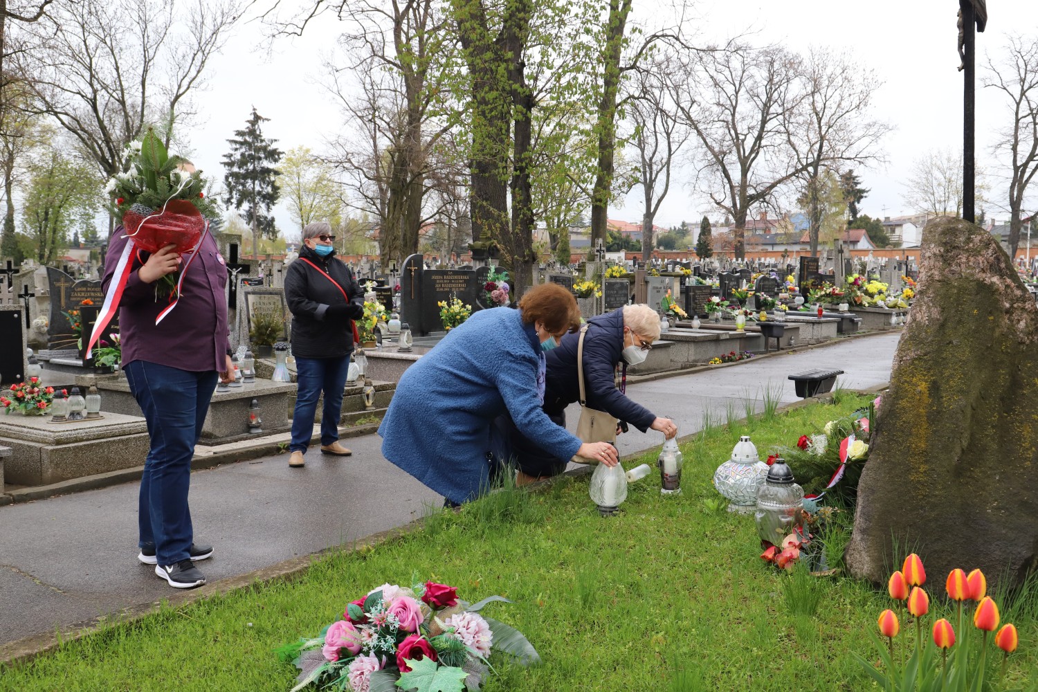 Złożyli kwiaty pod pomnikiem ofiar rewolucji [ZDJĘCIA] - Zdjęcie główne