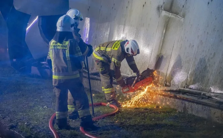 Na składowisku odpadów w Krzyżanówku pod Kutnem wybuchł duży pożar. Straż pożarna relacjonuje swoją akcję