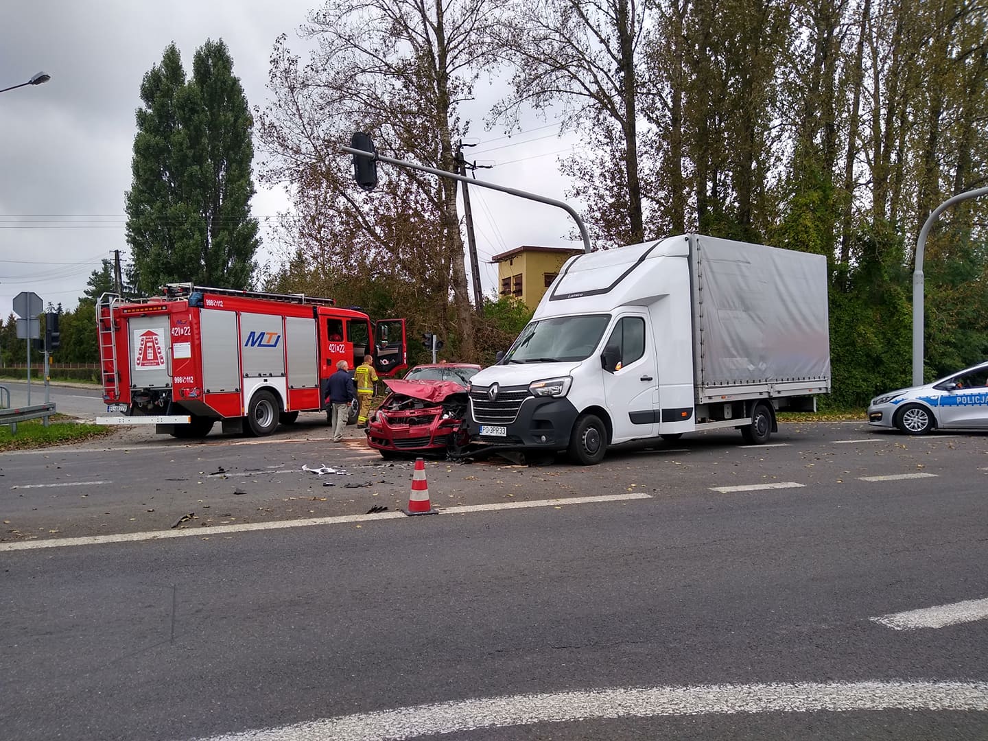 Niebezpiecznie pod Kutnem. Zderzyły się dwa auta, są osoby poszkodowane