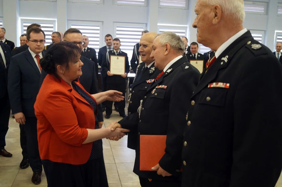 Kolejne OSP z powiatu kutnowskiego będą miały nowe wozy. Oprócz tego druhowie seniorzy otrzymają świadczenia ratownicze, włączone też kilka jednostek do KSRG