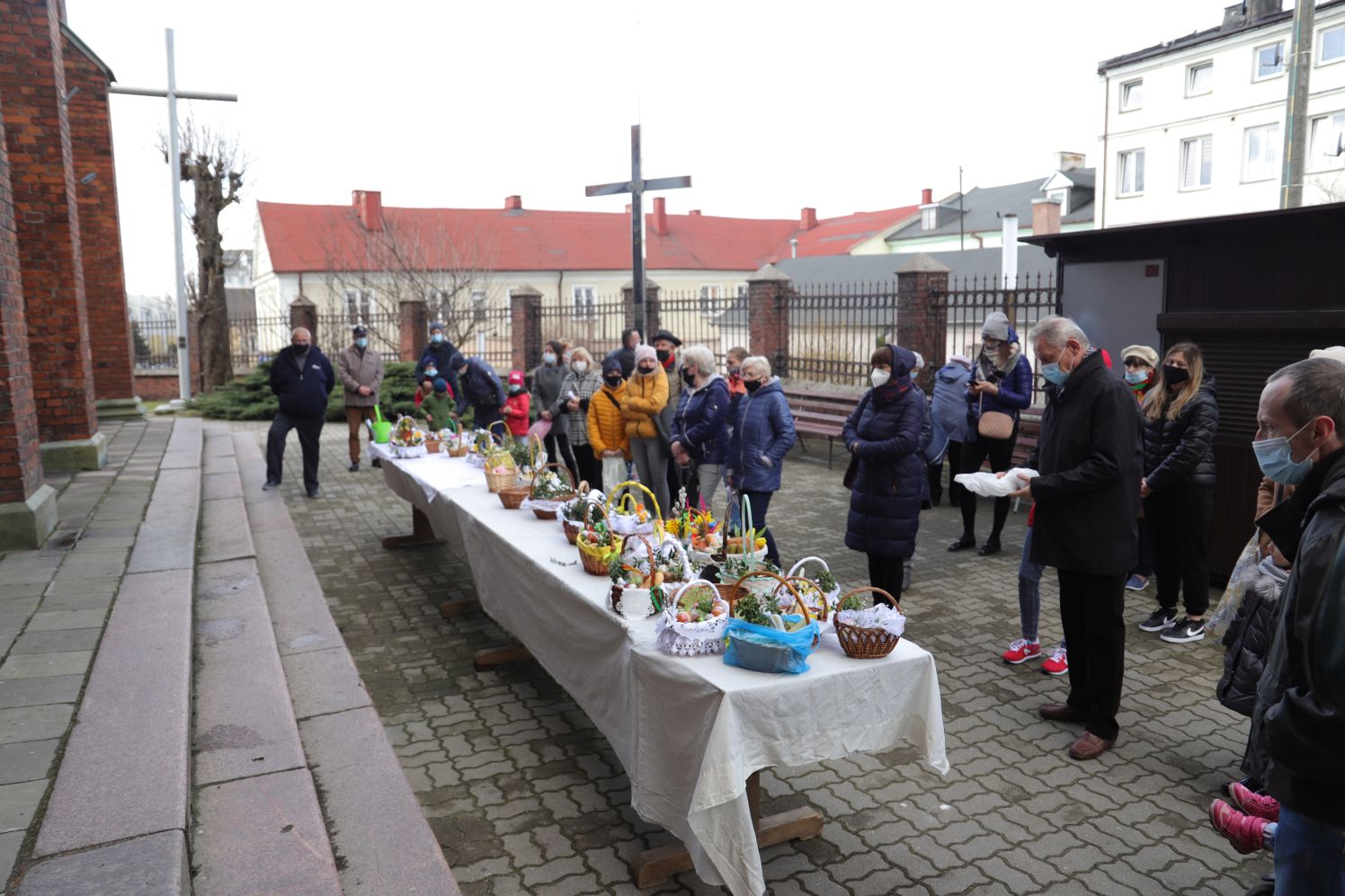 Kutnianie zgodnie z wielkanocną tradycją udają się do kościołów poświęcić pokarmy