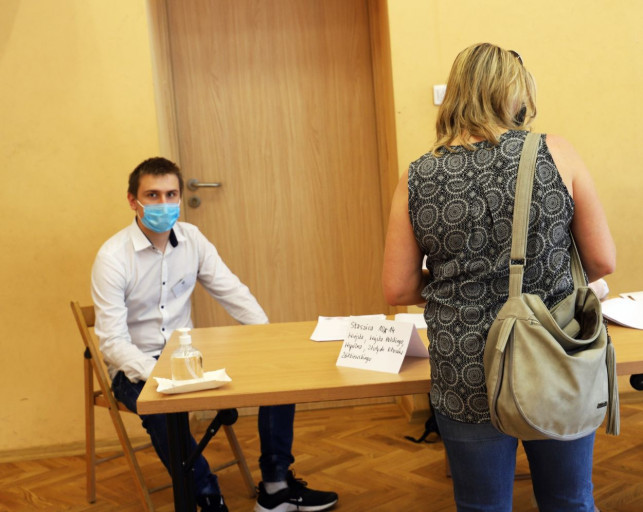 [ZDJĘCIA] Kolejki i zakryte twarze. Kutno idzie na wybory - Zdjęcie główne