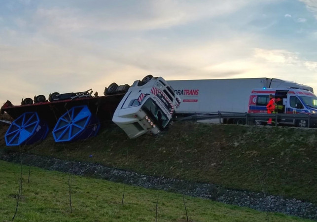 Karambol na autostradzie! Zderzyły się dwie ciężarówki i osobówka, jedno auto w płomieniach - Zdjęcie główne