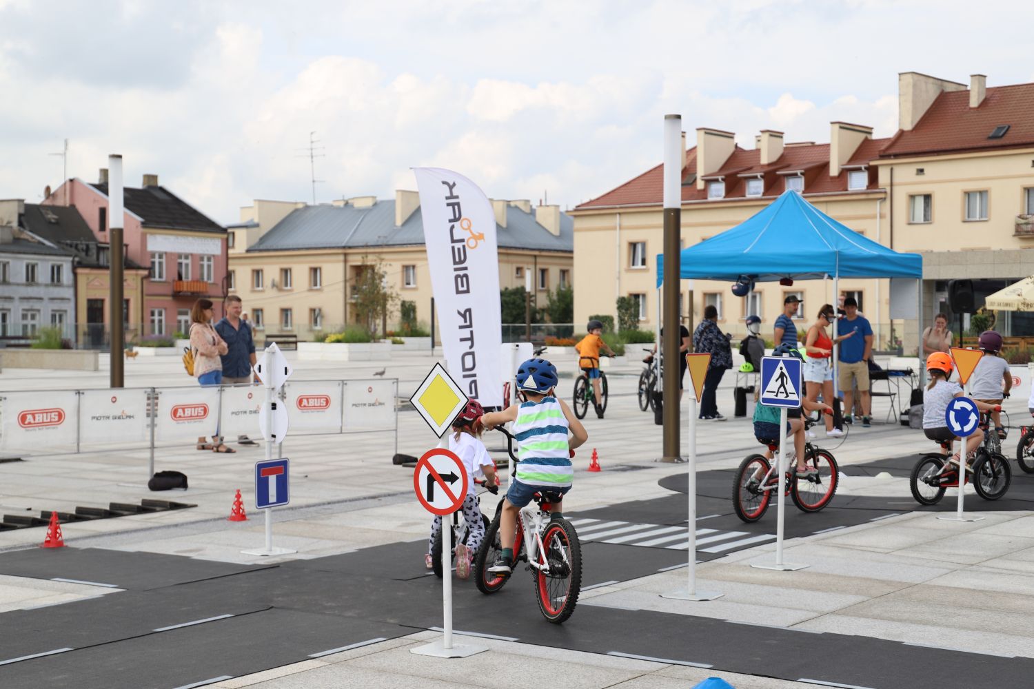 Miasteczko Rowerowe pojawiło się dzisiaj na kutnowskim Placu Wolności 