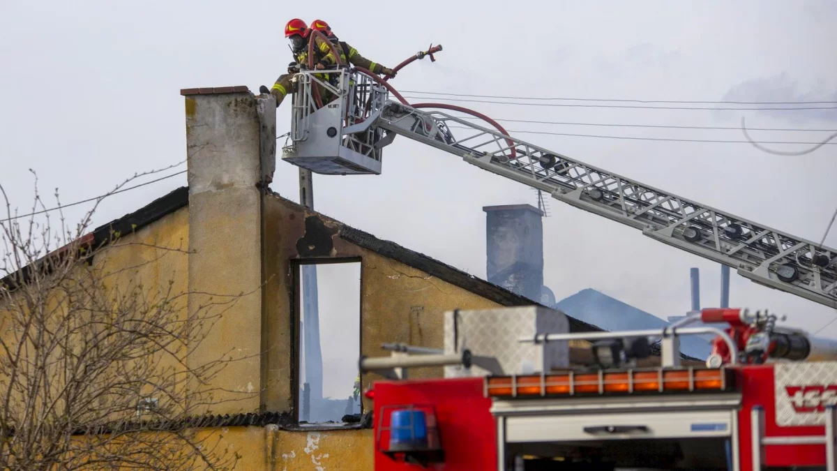 Pożar w budynku wielorodzinnym. Na miejscu służby i władze miasta - Zdjęcie główne