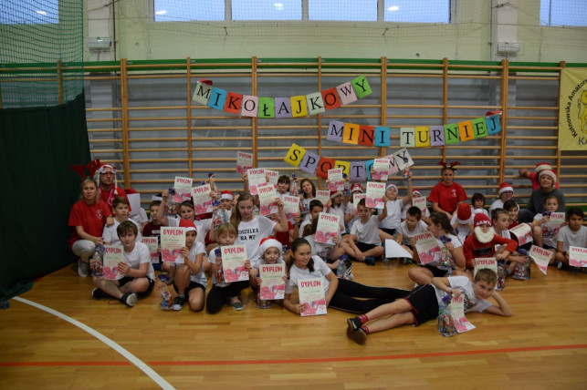 [ZDJĘCIA] Mikołajkowy Mini Turniej Sportowy dla klas IV już za nami - Zdjęcie główne